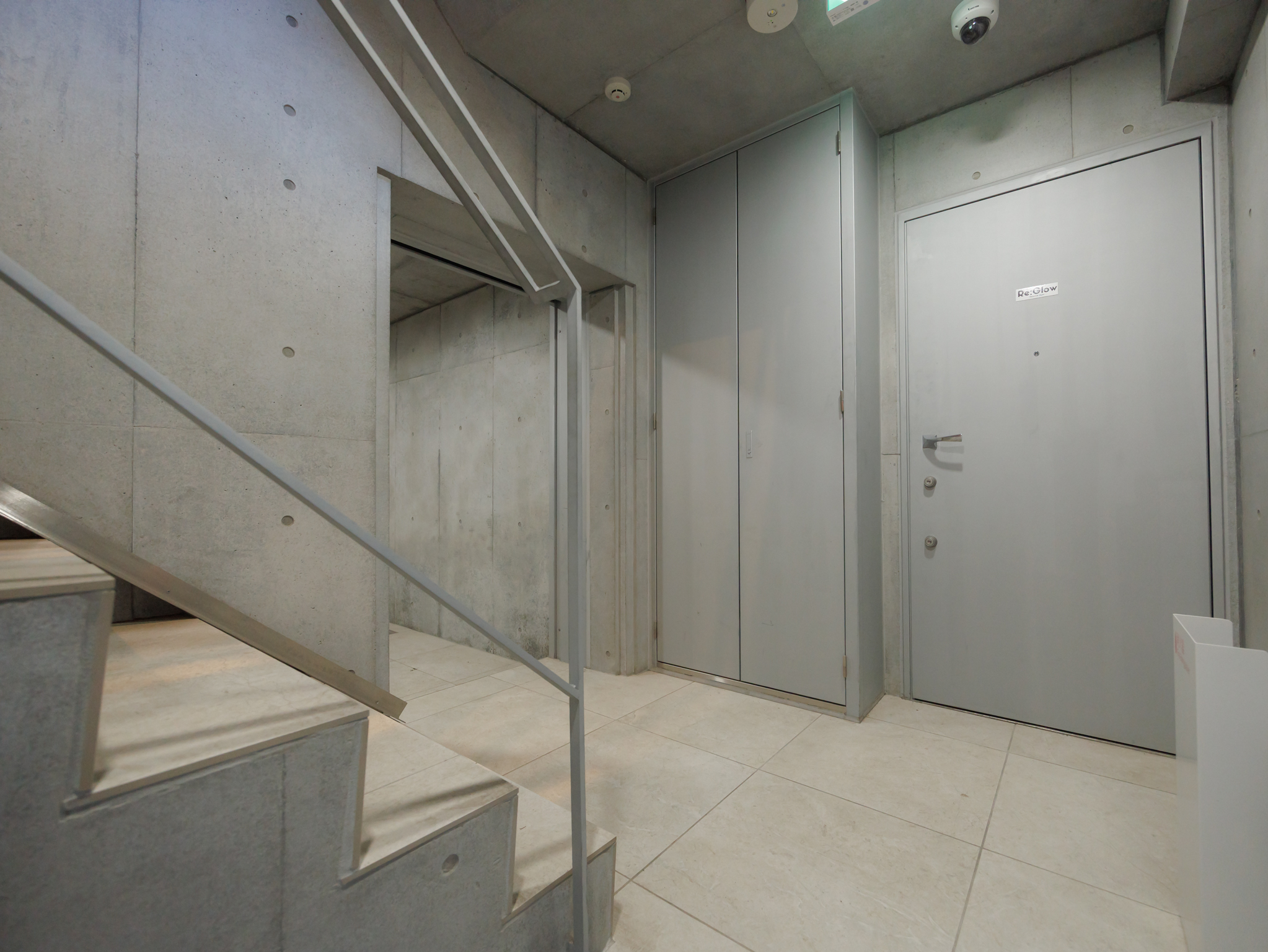 三鷹台店 外観 通路